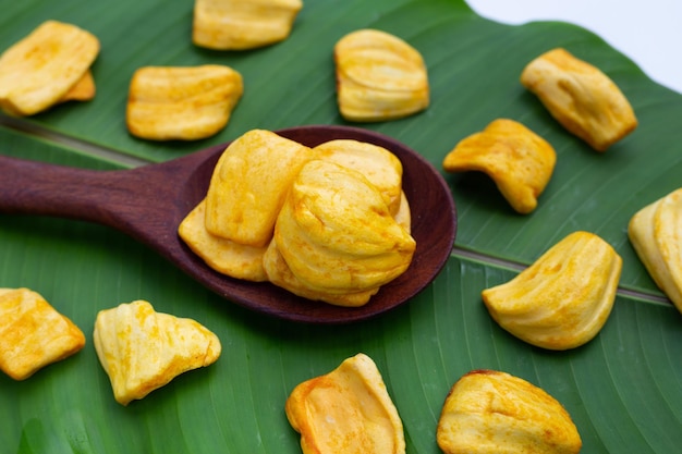 Jackfruit-Chips auf grünem Blatt