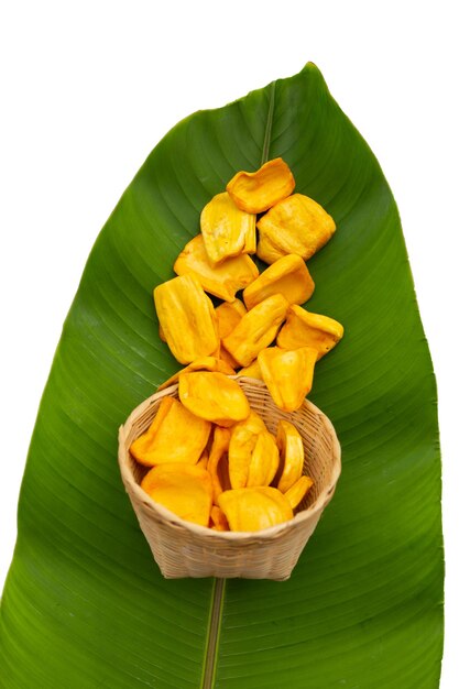 Jackfruit-Chips auf grünem Blatt