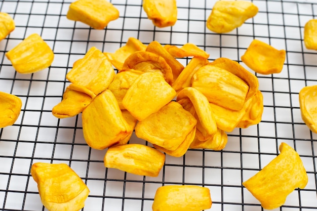 Jackfruit-Chips auf weißem Hintergrund