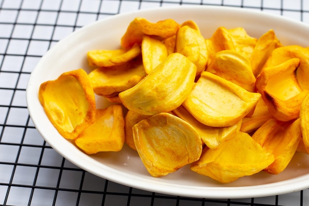 Jackfruit-Chips auf weißem Hintergrund