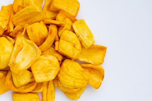 Jackfruit-Chips auf weißem Hintergrund