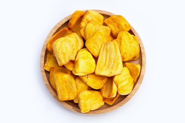 Jackfruit-Chips auf weißem Hintergrund