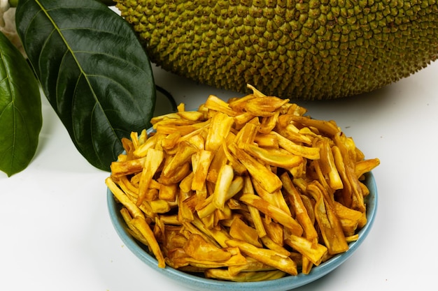 JACKFRUIT CHIPS Lanche especial de Kerala feito com imagens isoladas de jaca crua fundo branco