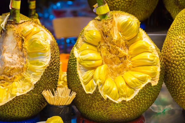 Foto jackfruit cortado grande que mostra a parte interna