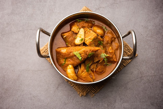 Jackfruit Masala Sabji oder Fanas Sabzi oder würziges Kathalacurry nach indischer Art, serviert in einer Schüssel oder Karahi. selektiver Fokus