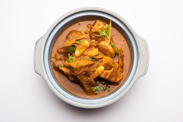 Jackfruit Masala Sabji oder Fanas Sabzi oder würziges Kathalacurry nach indischer Art, serviert in einer Schüssel oder Karahi. selektiver Fokus