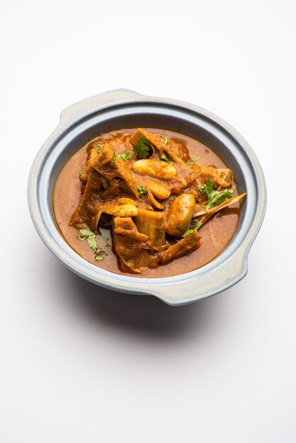 Jackfruit Masala Sabji oder Fanas Sabzi oder würziges Kathalacurry nach indischer Art, serviert in einer Schüssel oder Karahi. selektiver Fokus