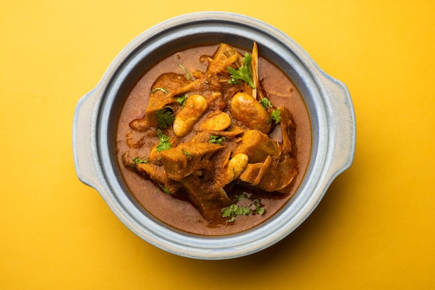 Jackfruit Masala Sabji oder Fanas Sabzi oder würziges Kathalacurry nach indischer Art, serviert in einer Schüssel oder Karahi. selektiver Fokus