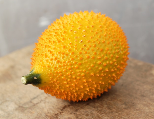 Jackfruit en la mesa de madera