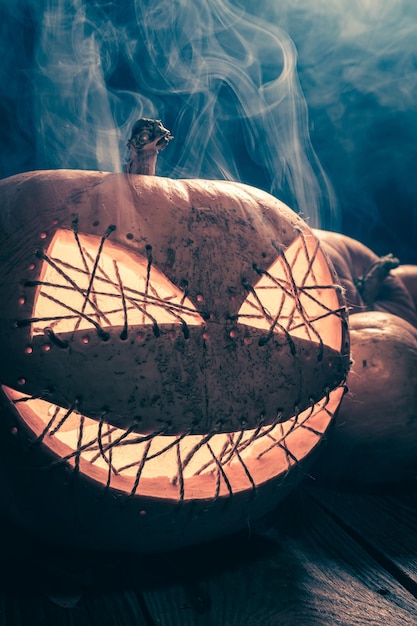 Jackolantern aterrador y misterioso con luz de luna azul