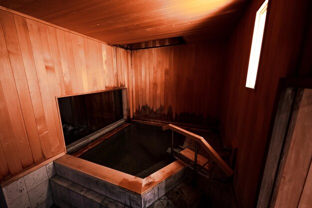 Un jacuzzi en una casa de madera.