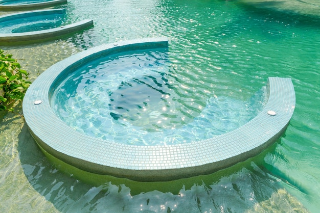 Jacuzzi exterior azul piscina férias de verão