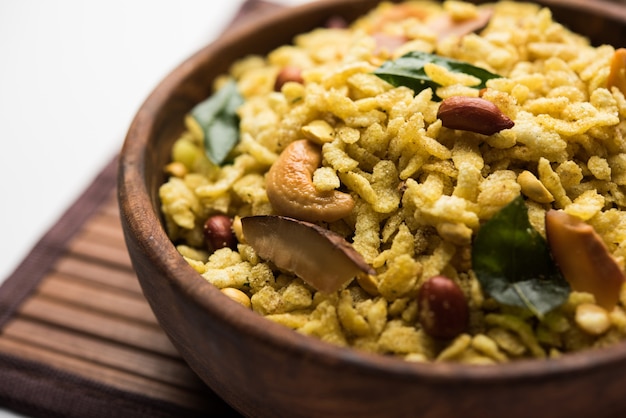 Jada Poha Namkeen Chivda oder Thick Pohe Chiwda ist ein Glas-Snack mit einer Mischung aus süßen, salzigen und nussigen Aromen, der mit Tee serviert wird. selektiver Fokus