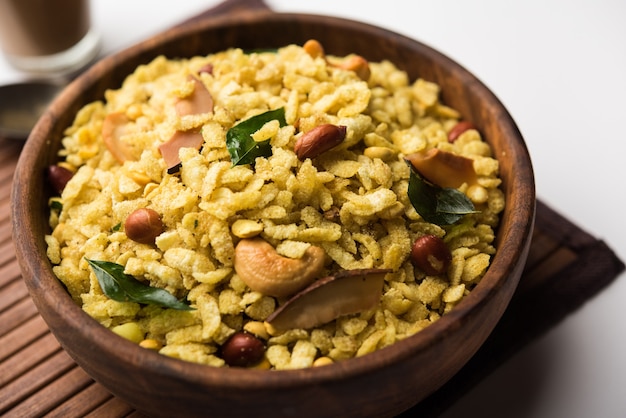 Jada Poha Namkeen Chivda oder Thick Pohe Chiwda ist ein Glas-Snack mit einer Mischung aus süßen, salzigen und nussigen Aromen, der mit Tee serviert wird. selektiver Fokus