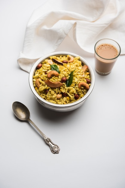 Jada Poha Namkeen Chivda oder Thick Pohe Chiwda ist ein Glas-Snack mit einer Mischung aus süßen, salzigen und nussigen Aromen, der mit Tee serviert wird. selektiver Fokus