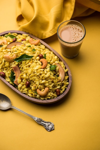 Jada Poha Namkeen Chivda ou Thick Pohe Chiwda é um lanche em frasco com uma mistura de sabores doces, salgados e nozes, servido com chá. foco seletivo