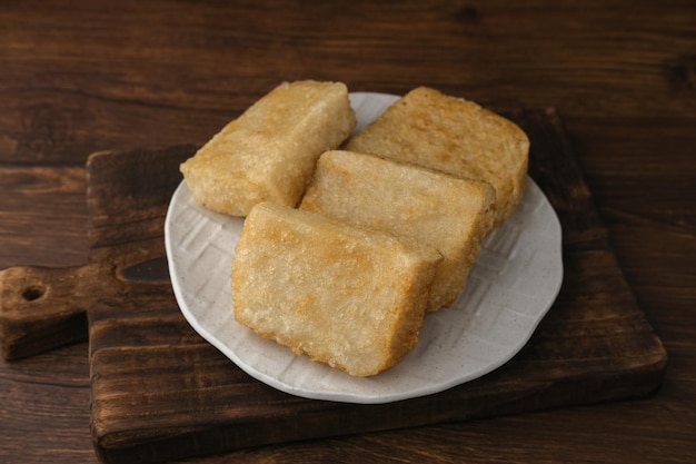 Jadah Goreng o pastel de arroz pegajoso frito es un pastel tradicional javanés hecho de arroz glutinoso