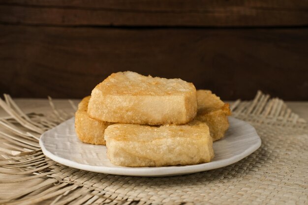 Jadah Goreng oder gebratener klebriger Reiskuchen ist ein traditioneller javanischer Kuchen aus Klebreis