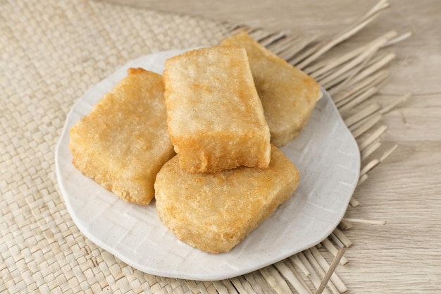 Jadah Goreng ou bolo de arroz pegajoso frito é um bolo tradicional javanês feito de arroz glutinoso