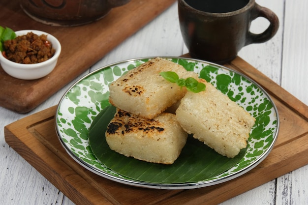 Jadah Ketan Bakar o arroz glutinoso asado o arroz pegajoso es uno de los alimentos tradicionales indonesios