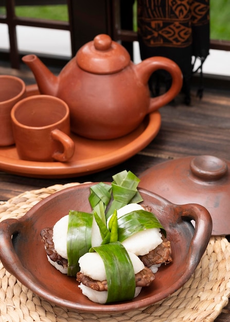 Jadah Tempe-Gerichte aus fein zerdrücktem Klebreis und gebratenem Soja-Tempeh Traditionelle Snacks