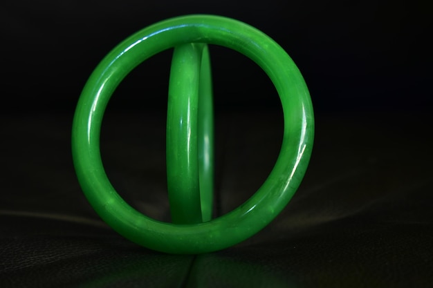 Jade ist ein grüner Jade-Armreif als Schmuck