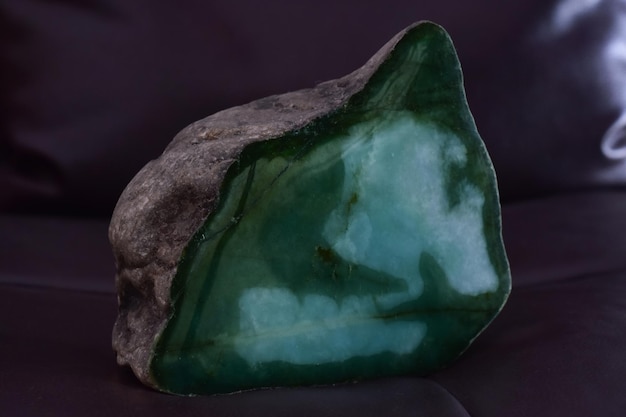 El jade real es de color verde brillante natural