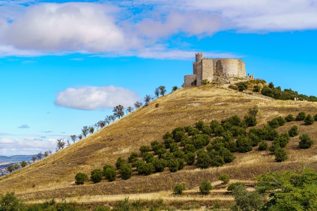 Jadraque Burg in Guadalajara, auf einem steilen Hügel mit Mauern und schwerem Zugang gelegen, Verteidigungsfestung, spektakuläre Aussicht von oben. Spanien.