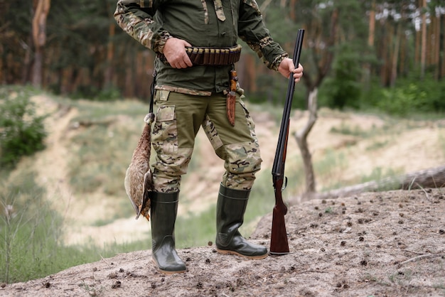 Jäger in Gummistiefeln Muscheln auf Gürtel Vogeljagd.