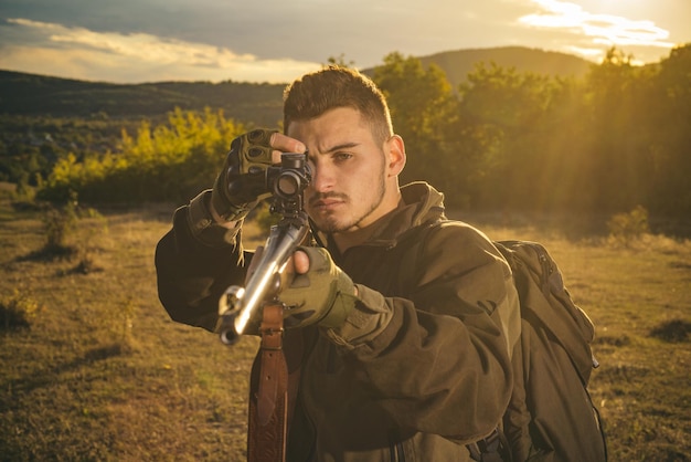 Jäger mit mächtigem Gewehr mit Zielfernrohr Tierbeobachtung Jäger-Klassiker Jäger mit Schrotflinte auf der Jagd Jägermann