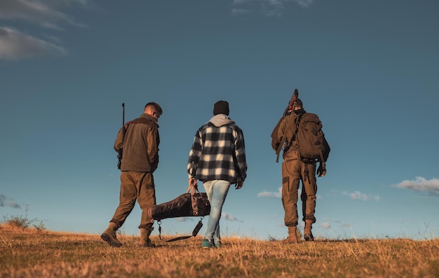 Jäger mit Schrotflinte auf der Jagd Jagdausrüstung Jagdbedarf und -ausrüstung Jagd ohne Grenzen