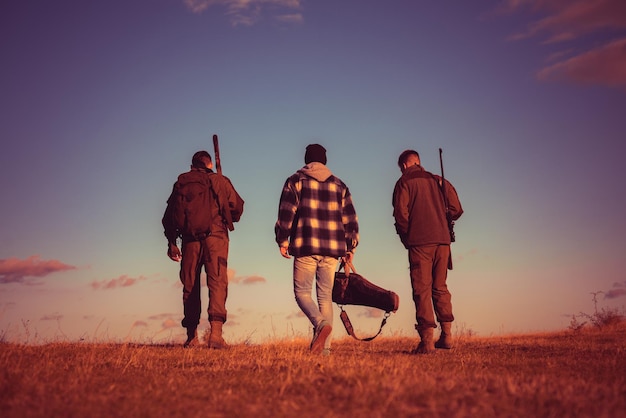 Jäger nach der Jagd Gewehrjäger im wunderschönen Sonnenuntergang Silhouette geschlossen und offene Jagdsaison ...