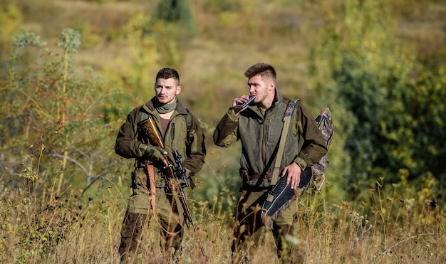 Jäger Wildhüter auf der Suche nach Tieren oder Vögeln Illegale Jagd Jägerfreunde genießen die Freizeit Jäger mit Gewehren in der Natur Wilderer Partner in der Kriminalität Aktivität für echte Männer Konzept