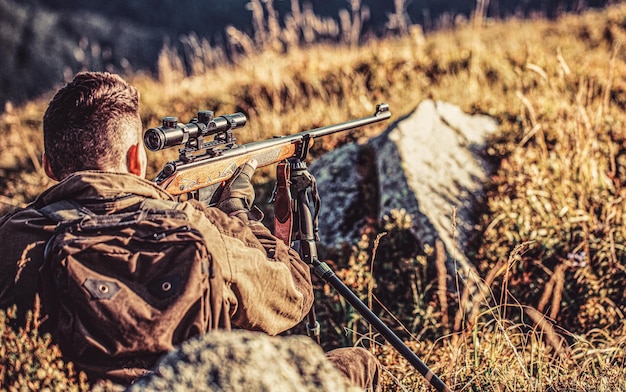 Jäger zielt. Shooter, der im Ziel anvisiert. Der Mann ist auf der Jagd. Jagdgewehr jagen. Jäger Mann.