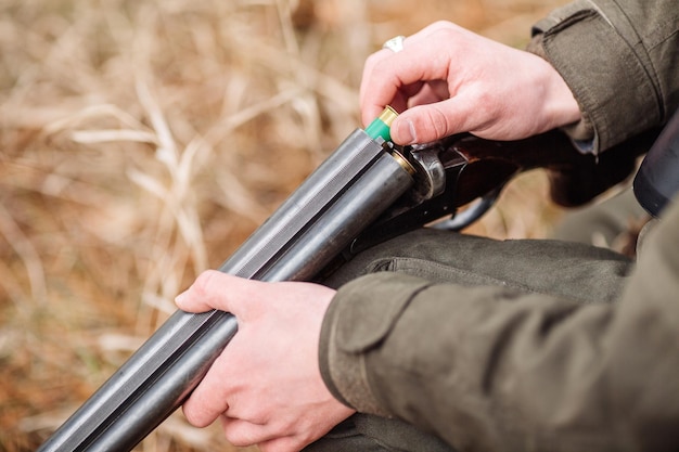 Jägerladegewehr in einem Winterwald Bushcraft-Jagd und Menschenkonzept