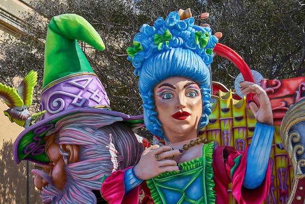 Jährliche große Karnevalsparade am fetten Dienstag auf der maltesischen Straße mit allegorischen Wagen und Maskerader p