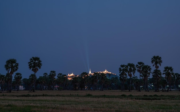 Jährliches Festival des Khao-Wang-Tempels auf einem Hügel in einer Zuckerplantage in der Abenddämmerung