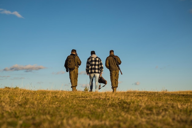 Jagd ohne Grenzen Jagdausrüstung und Jagdbekleidung Jäger mit Schrotflinte auf der Jagd