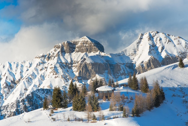 Jagdhütte im hohen schneebedeckten Berg