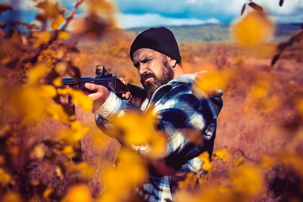 Jagdsaison im Herbst Jäger mit Schrotflinte auf der Jagd Herbst