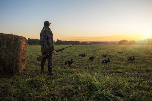 Jagdsaison im Herbst. Jagd auf Wildvögel