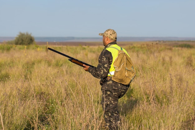 Jagdzeit Herbstsaison geöffnet Ein Jäger mit einer Waffe in der Hand in Jagdkleidung