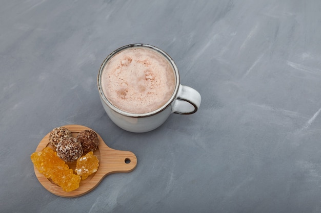 Jaggery chai é um chá popular com leite indiano.