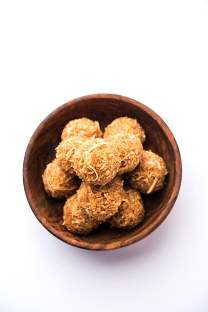 Jaggery coco Laddoo, Nariyal gur ke laddu, comida doce indiana para festivais como rakshabandhan ou rakhi pournima