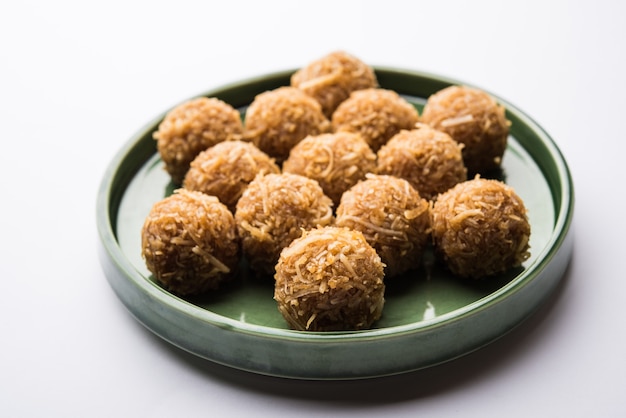 Jaggery Coconut Laddoo, Nariyal gur ke laddu, indisches süßes Essen für Festivals wie Rakshabandhan oder Rakhi pournima