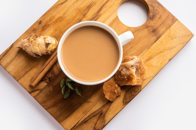 Jaggery-Tee oder Gur-Ki-Chai mit Zutaten wie Gud-Ingwer oder grünem Adrak-Kardamom und Zimt