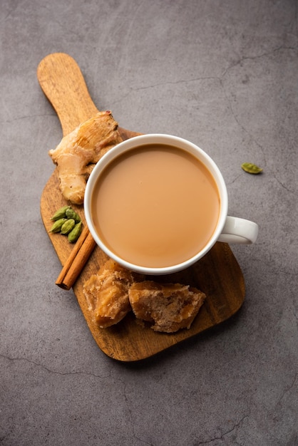 Jaggery-Tee oder Gur-Ki-Chai mit Zutaten wie Gud-Ingwer oder grünem Adrak-Kardamom und Zimt