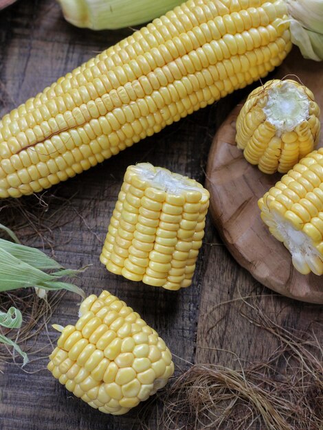 Jagung Manis Segar ou milho doce fresco em espigas na mesa de madeira rústica