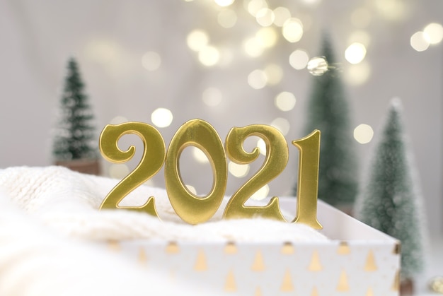 Jahr 2021 Zahlen auf Golden Bokeh Hintergrund Neujahrsstimmung, Weihnachten, Neujahr Hintergrund