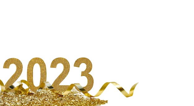 Jahr 2023 goldene Zahlen im Band und glitzert auf weißem Hintergrund